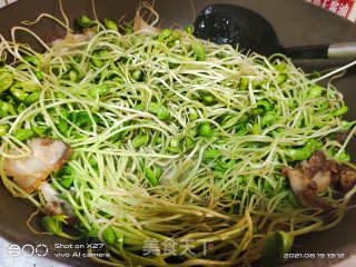 五花肉炒黑豆芽步骤3