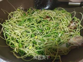 五花肉炒黑豆芽步骤5