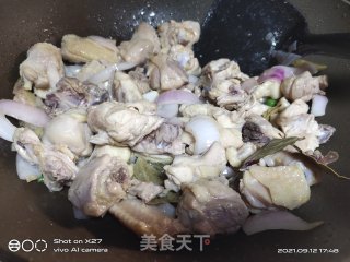 咖喱土豆焖鸡步骤2
