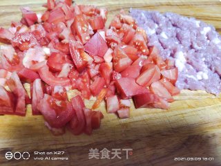 西红柿肉末炒粉条步骤1