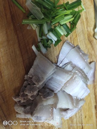 五花肉烧茄子步骤1