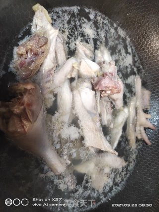 芋头炖鸡肉步骤1