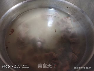 牛腩烧芹菜步骤2