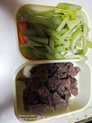 牛腩烧芹菜步骤1