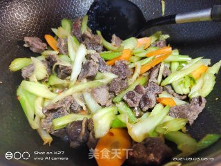 牛腩烧芹菜步骤4