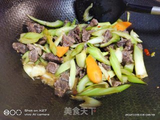 牛腩烧芹菜步骤5
