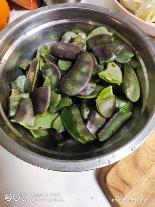 蒜香五花肉炒扁豆步骤2
