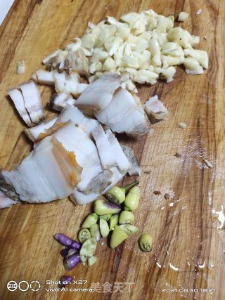 蒜香五花肉炒扁豆步骤1