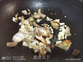 蒜香五花肉炒扁豆步骤4