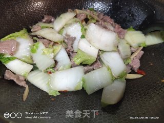 牛肉炒白菜步骤3