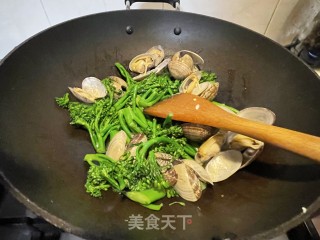 西兰花炒花蛤步骤4