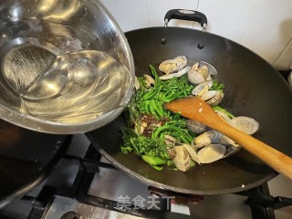 西兰花炒花蛤步骤5