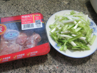韭黄炒鸡腿肉丁步骤1