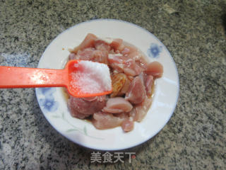 韭黄炒鸡腿肉丁步骤5
