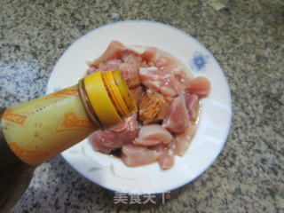 韭黄炒鸡腿肉丁步骤4