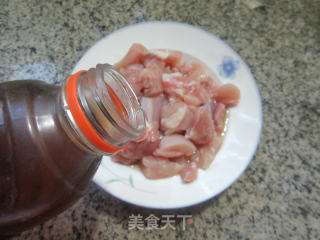 韭黄炒鸡腿肉丁步骤3