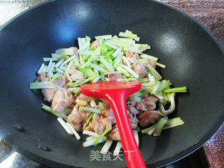 韭黄炒鸡腿肉丁步骤8