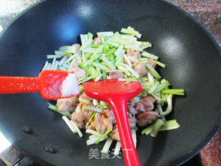 韭黄炒鸡腿肉丁步骤9