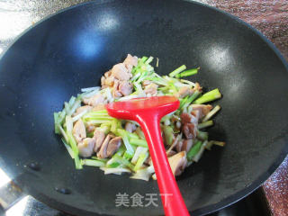 韭黄炒鸡腿肉丁步骤11
