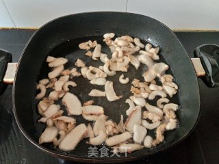 青红椒炒猪油渣步骤3