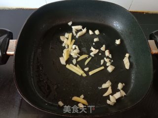 青红椒炒猪油渣步骤5