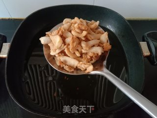 青红椒炒猪油渣步骤4