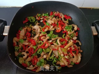 青红椒炒猪油渣步骤7