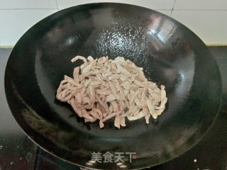 红椒蒜粒炒肉步骤2