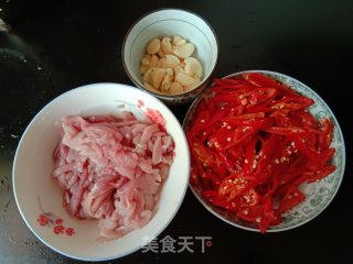 红椒蒜粒炒肉步骤1