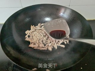红椒蒜粒炒肉步骤3