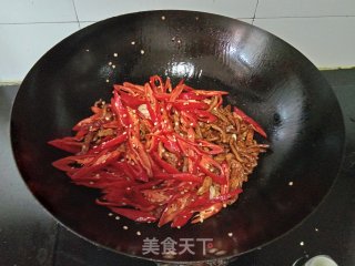 红椒蒜粒炒肉步骤7