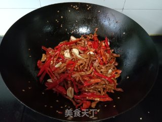 红椒蒜粒炒肉步骤9