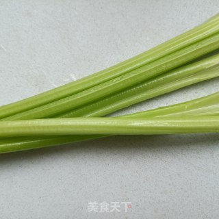 芹菜炒鲜百合步骤1