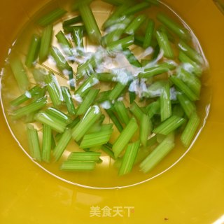 芹菜炒鲜百合步骤10