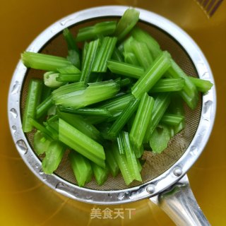 芹菜炒鲜百合步骤11