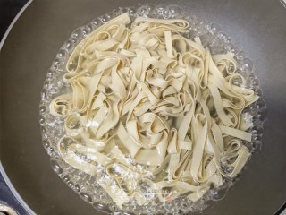 青红椒炒千张步骤2