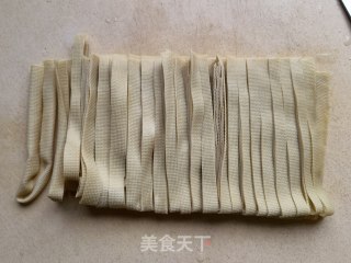 青红椒炒千张步骤1
