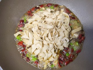 青红椒炒千张步骤8