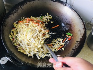 黄豆芽炒胡萝卜丝步骤4