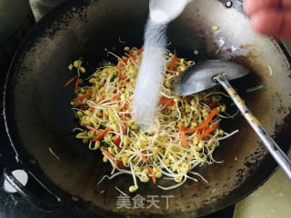 黄豆芽炒胡萝卜丝步骤5