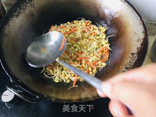 黄豆芽炒胡萝卜丝步骤7