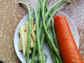 豇豆胡萝卜炒肉丁步骤1