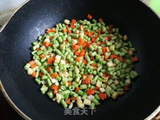 豇豆胡萝卜炒肉丁步骤5