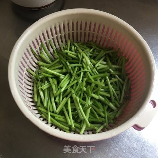 腊肠炒红薯梗步骤1