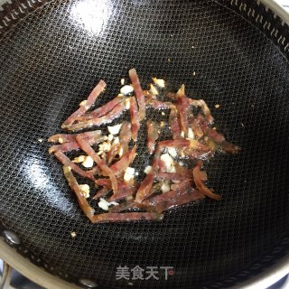 腊肠炒红薯梗步骤4