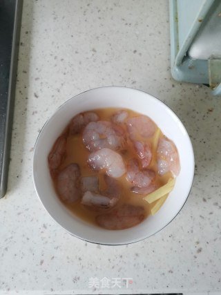 蟹味菇虾仁炒蛋步骤3