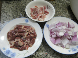 洋葱五花肉炒鸡心步骤1