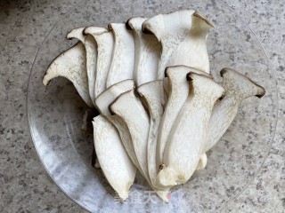 鸡腿菇煎鸡块步骤3