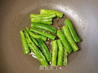 蒜蓉辣酱炒尖椒步骤4