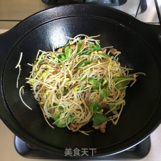 尖椒炒豆芽步骤4